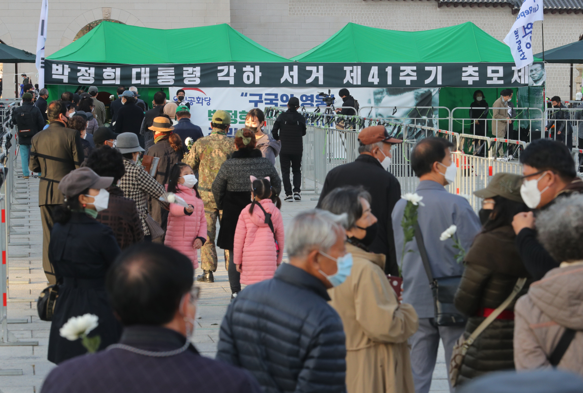 ▲고 박정희 전 대통령 서거 41주기를 하루 앞둔 25일 오후 서울 종로구 광화문 광장에 마련된 추모 분향소에서 헌화하려는 시민들이 길게 줄지어 서 있다.  (뉴시스)