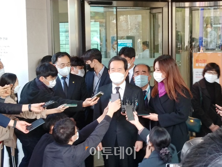 ▲정세균 국무총리가 26일 고(故) 이건희 삼성전자 회장 빈소를 방문한 뒤 취재진의 질문에 답하고 있다.  (유창욱 기자 woogi@)