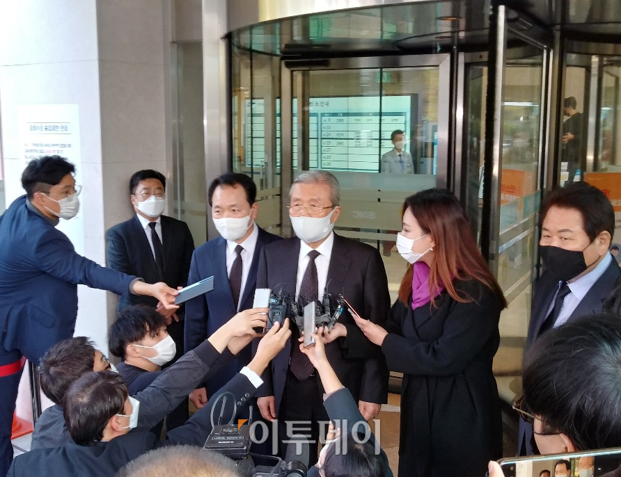 ▲김종인 국민의힘 비상대책위원장이 26일 고(故) 이건희 삼성전자 회장의 빈소를 찾아 고인에 대해 "한국의 위상을 높이는 데 큰 기여를 했다"고 말했다.  (유창욱 기자 woogi@)