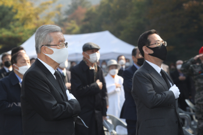 ▲국민의힘 김종인 비상대책위원장(왼쪽)과 주호영 원내대표가 26일 서울 동작구 국립서울현충원에서 열린 고 박정희 전 대통령 서거 41주기 추도식에 참석해 국민의례를 하고 있다.  (연합뉴스)