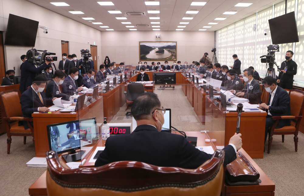 ▲ 이개호 국회 농림축산식품해양수산위원회 위원장이 26일 국회에서 열린 해양수산부 및 소관 기관 종합국정감사에 앞서 열린 농해수위 전체회의에서 '일본 정부의 후쿠시마 오염수 방류 계획 철회 촉구 결의안' 의결을 알리는 의사봉을 두드리고 있다. (연합뉴스)