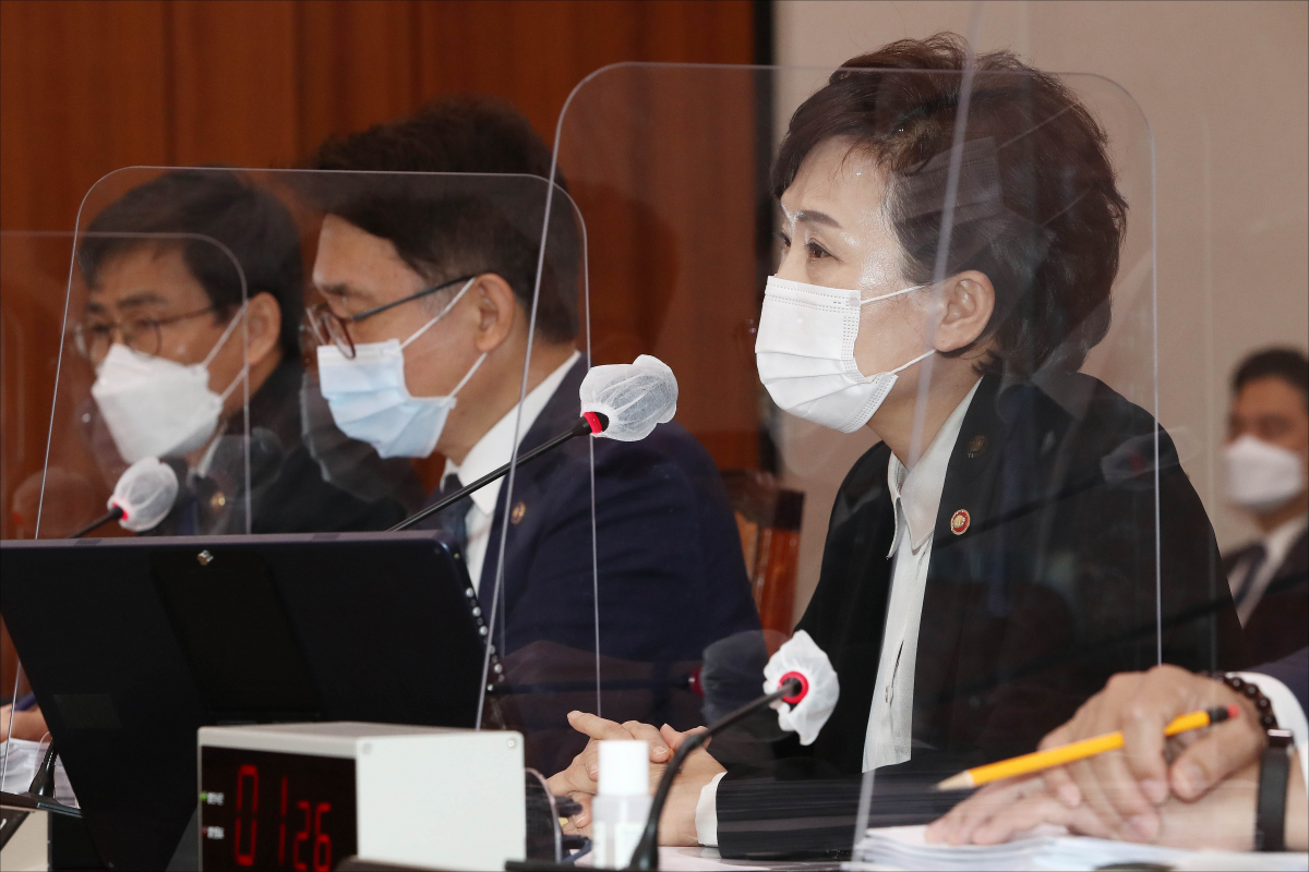 ▲김현미 국토교통부 장관이 10월 23일 오전 서울 여의도 국회에서 열린 국회 국토교통위원회 종합국정감사에서 질의에 답변하고 있다. (뉴시스·공동취재사진)