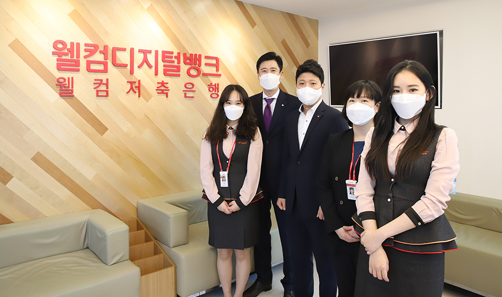 ▲손창범 여신본부 본부장(왼쪽 두 번째)과 전용희 강남역 지점장(세 번째)이 임직원과 함께 강남역 지점 이전 기념 사진을 촬영하고 있다. (사진제공=웰컴저축은행)