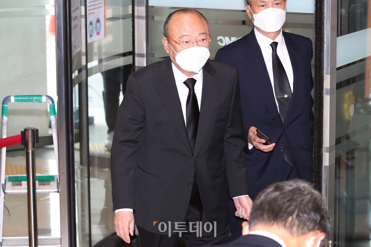 ▲김승연 한화 회장이 지난달 26일 고(故) 이건희 삼성전자 회장의 빈소를 찾아 조문했다.  (신태현 기자 holjjak@)