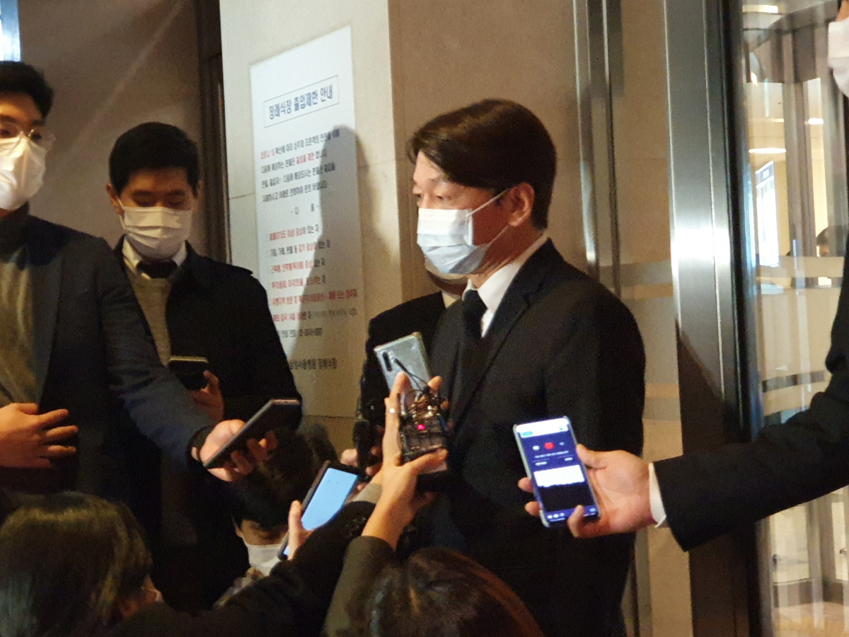 ▲안철수 국민의당 대표가 26일 오후 6시 30분 고(故) 이건희 삼성전자 회장의 빈소를 찾아 조문했다.  (노우리 기자 @we1228)