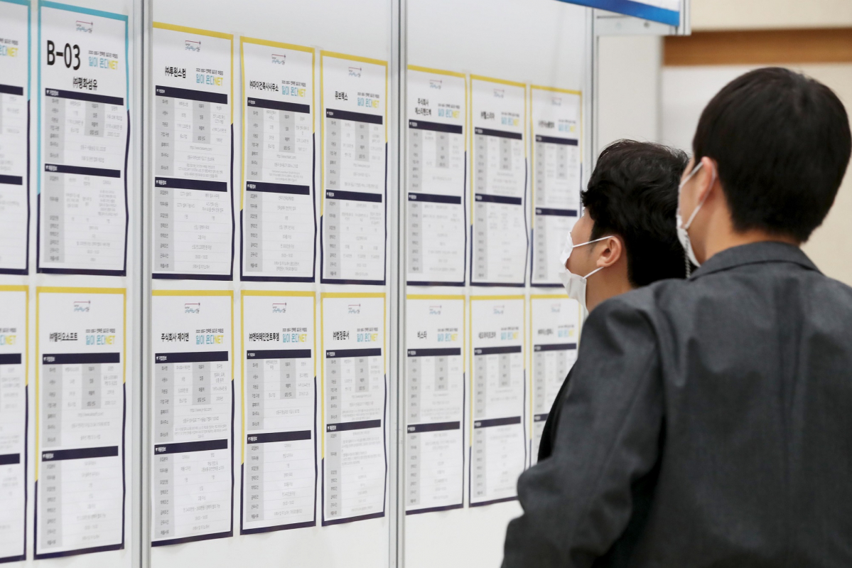 ▲구직자들이 채용 정보를 보고 있다. (사진제공=뉴시스)