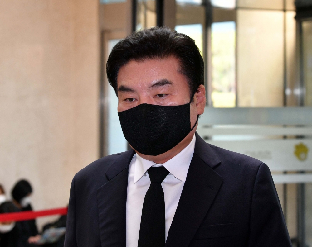 ▲원유철 전 의원이  27일 서울 강남구 삼성서울병원 장례식장에 마련된 고 이건희 삼성그룹 회장의 빈소 조문을 하고 있다.  (신태현 기자 holjjak@)