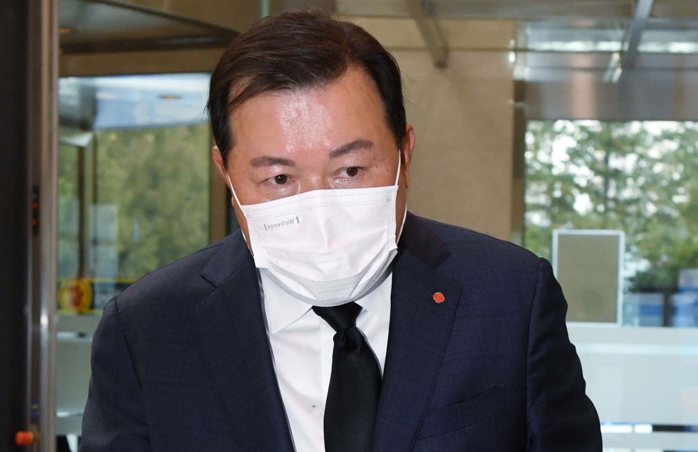 ▲26일 서울 강남구 삼성서울병원에 마련된 故 이건희 삼성 회장 빈소에서 황각규 롯데지주 전 부회장이 조문을 위해 들어서고 있다.  (신태현 기자 holjjak@)