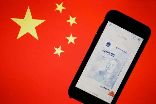 ▲스마트폰에 중국의 디지털 위안화 공식 애플리케이션이 보인다. 로이터연합뉴스
