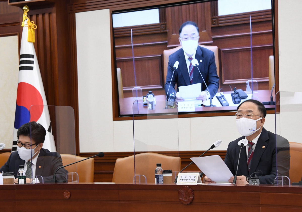 ▲홍남기 경제부총리 겸 기획재정부 장관이 27일 서울 광화문 정부서울청사에서 '제4차 혁신성장 전략회의'를 주재하고 모두발언을 하고 있다. (사진제공=기획재정부)