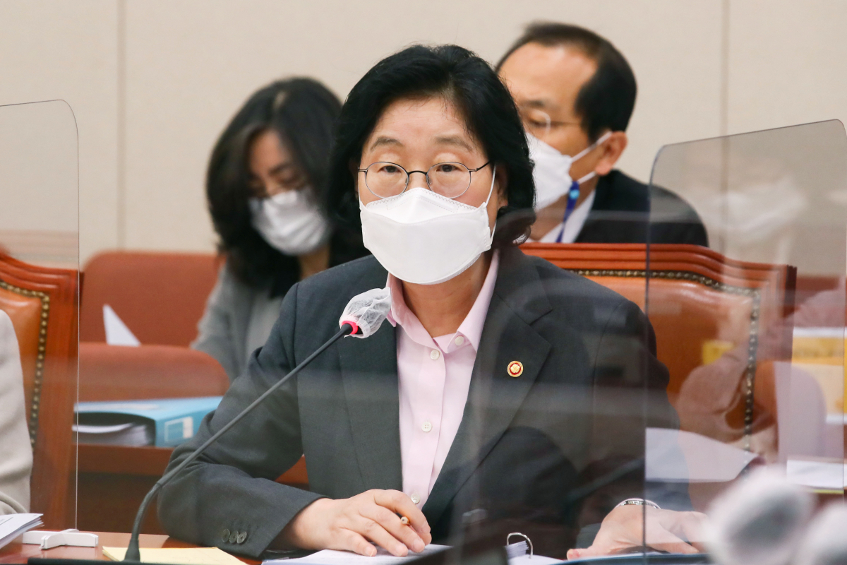 ▲이정옥 여성가족부 장관이 27일 오전 서울 여의도 국회에서 열린 여성가족위원회의 여성가족부 등에 대한 국정감사에서 의원들의 질문에 답변하고 있다.  (뉴시스)