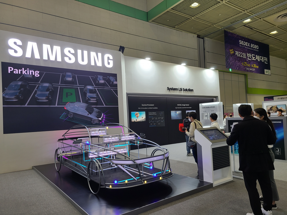 ▲지난해 열린 제22회 반도체대전(SEDEX)에서 전시 참관객들이 D램 최초 EUV 공정 적용한 512GB DDR5 등 삼성전자의 주력 제품을 소개한 전시 부스를 관람하고 있다. (사진제공=한국반도체산업협회)