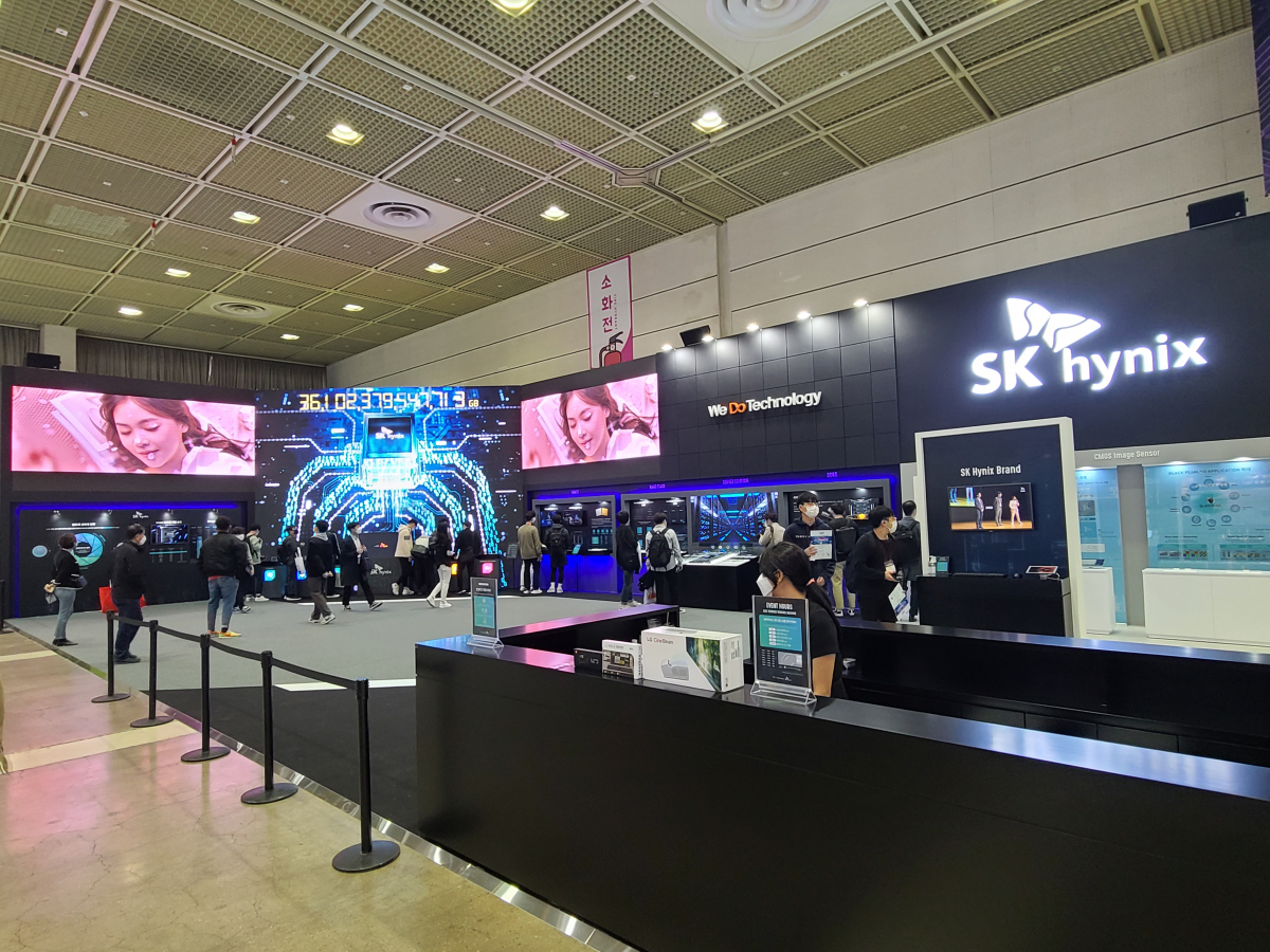 ▲전시 참관객들이 DDR5, HBM2 등 차세대메모리를 전시한 SK하이닉스 전시 부스를 관람하고 있다. (사진제공=한국반도체산업협회)