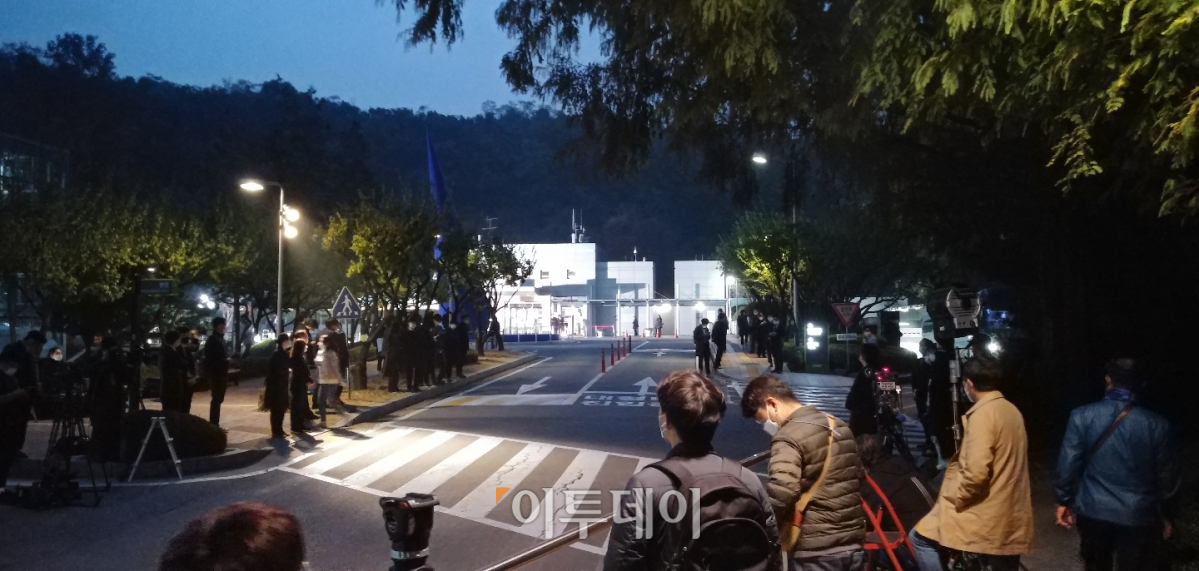 ▲고(故) 이건희 삼성전자 회장의 영결식이 치러지는 28일 오전, 서울 강남구 삼성서울병원 장례식장 앞에 취재진과 장례 관계자들이 모여들고 있다.  (유창욱 기자 woogi@)