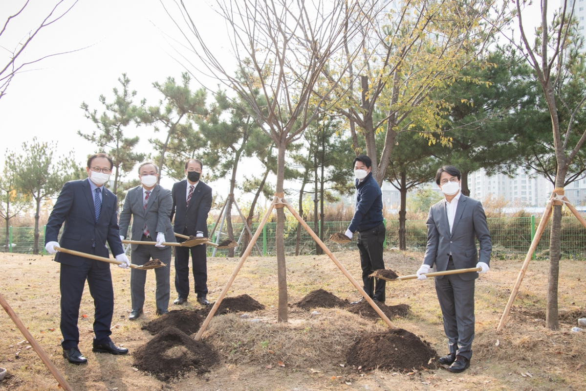 ▲(왼쪽 두 번째부터) 이상진 한국표준협회 회장, 정기섭 포스코에너지 사장, 이재현 인천 서구청장이 27일 포리공원에 미세먼지 저감숲 조성 기념행사에서 기념촬영을 하고 있다. (사진제공=포스코에너지)