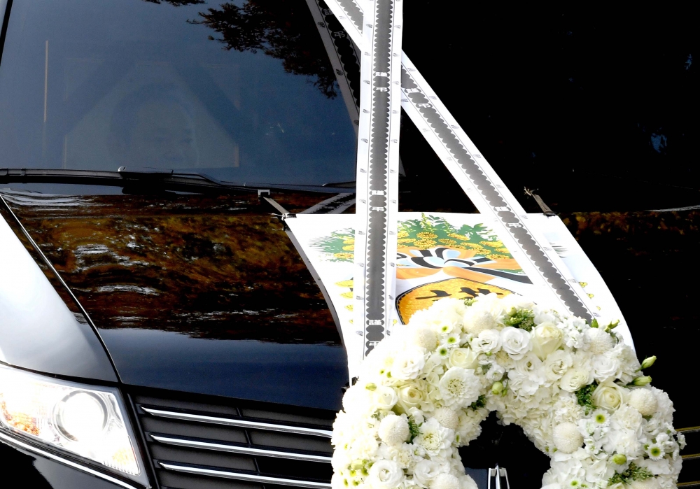 ▲故 이건희 삼성그룹 회장 발인식이 열린 28일 오전 서울 강남구 삼성서울병원 장례식장에서 고인의 운구차량 앞 조수석에 고인의 영정이 보이고 있다.  (신태현 기자 holjjak@)