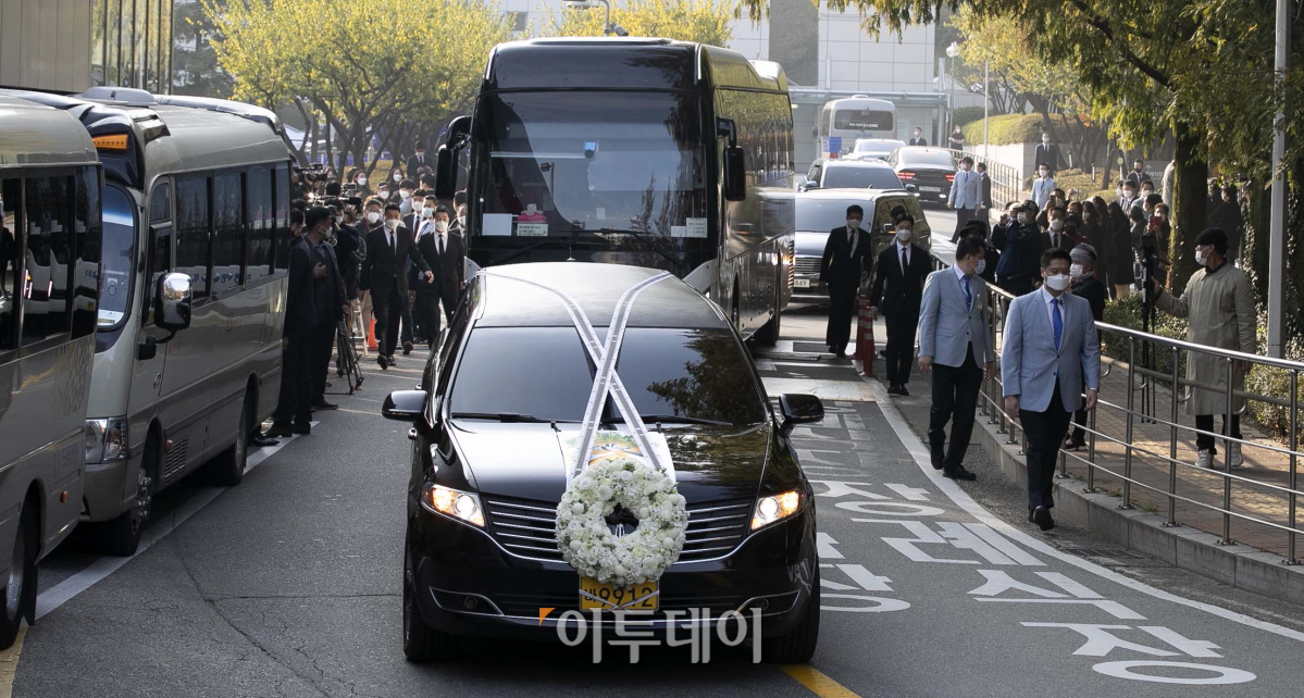 ▲고(故) 이건희 삼성그룹 회장의 발인식이 28일 오전 서울 강남구 삼성서울병원 장례식장에서 엄수된 뒤 고인의 운구차가 병원을 빠져나가고 있다. (신태현 기자 holjjak@)