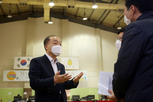 ▲조봉환 소진공 이사장이 서울 종로구청 일자리경제과 담당자들과 함께 새희망자금 지원 운영상황에 대해 이야기 나누고 있다. (소진공 제공)