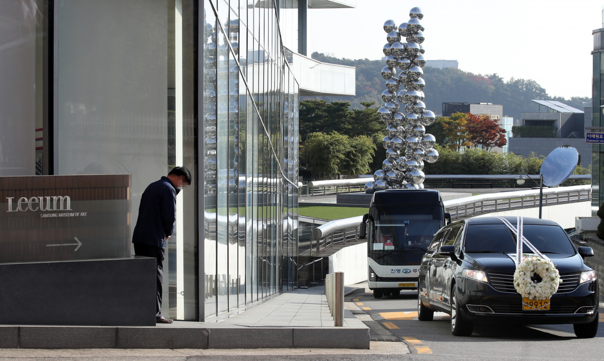 ▲28일 오전 고(故) 이건희 삼성전자 회장의 운구차량이 서울 리움미술관 앞을 지나고 있다.  (연합뉴스)