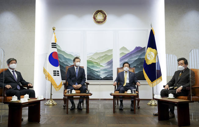 ▲문재인 대통령이 28일 오전 국회에서 2021년도 예산안 시정연설을 하기에 앞서 박병석 국회의장(왼쪽 세번째), 김명수 대법원장(맨 왼쪽), 더불어민주당 이낙연 대표 등과 환담하고 있다.  (연합뉴스)