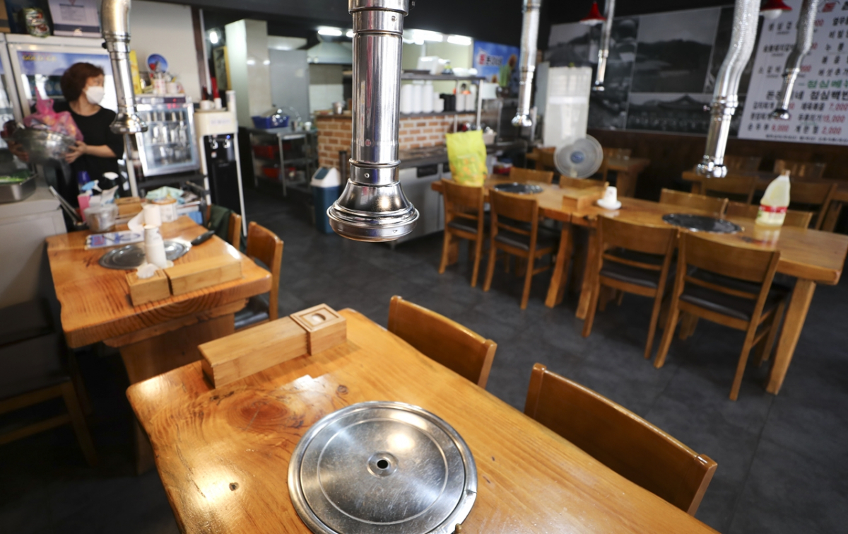 ▲신종 코로나바이러스 감염증(코로나19)으로 한산한 서울 성북구 장위시장 인근 한 식당. (뉴시스)