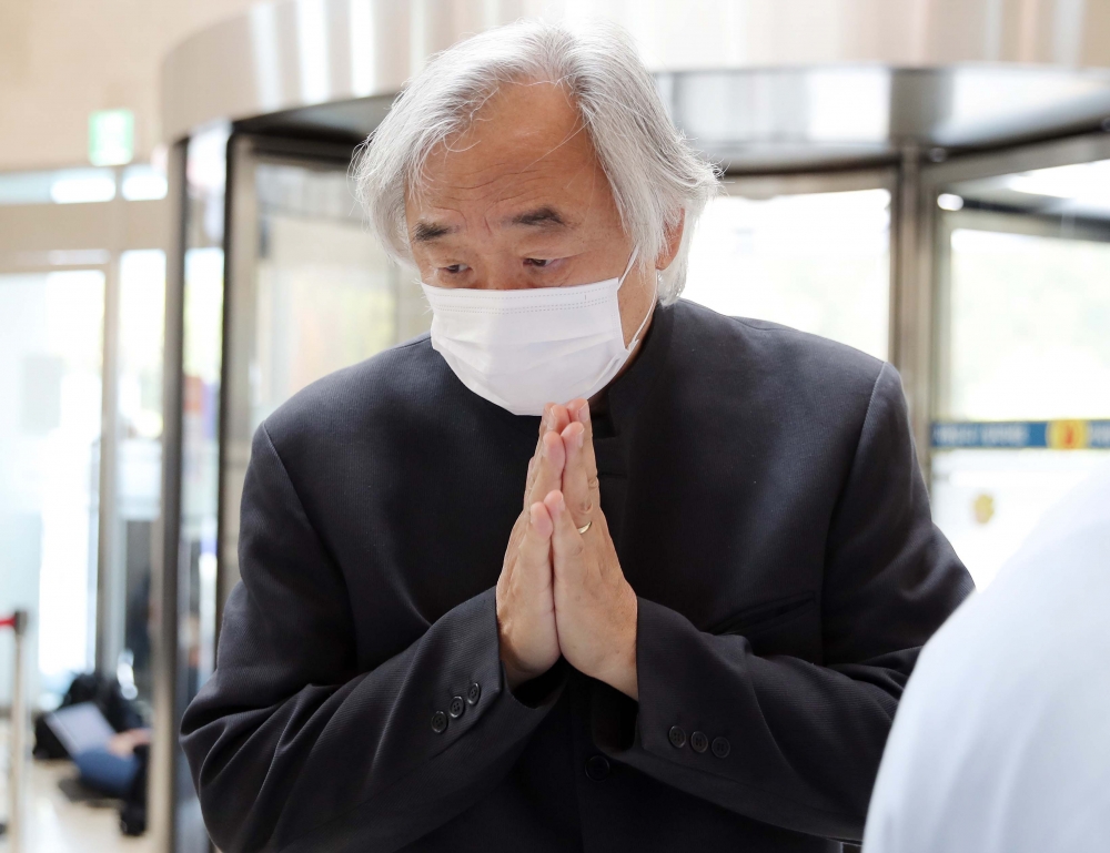 ▲백건우 피아니스트가 27일 오후 고(故) 이건희 삼성그룹 회장의 빈소가 마련된 서울 강남구 서울삼성병원 장례식장에 들어서고 있다.  (신태현 기자 holjjak@)