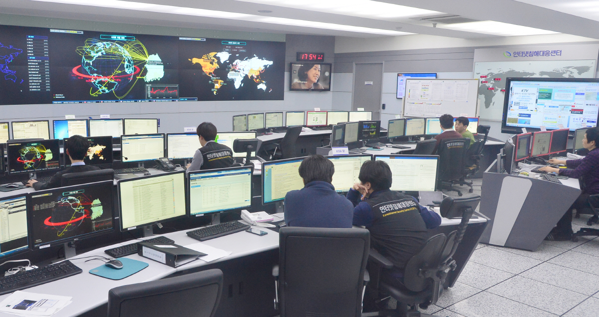 ▲서울 송파구 한국인터넷진흥원(KISA) 인터넷침해대응센터 종합상황실에서 2016년 3월 7일 국내 웹사이트에 대한 디도스 공격과 악성코드 유입 현황을 파악하고 있다. 당시 북한이 우리 정부 주요 인사들의 스마트폰을 해킹해 일부 피해가 확인됐다. 뉴시스