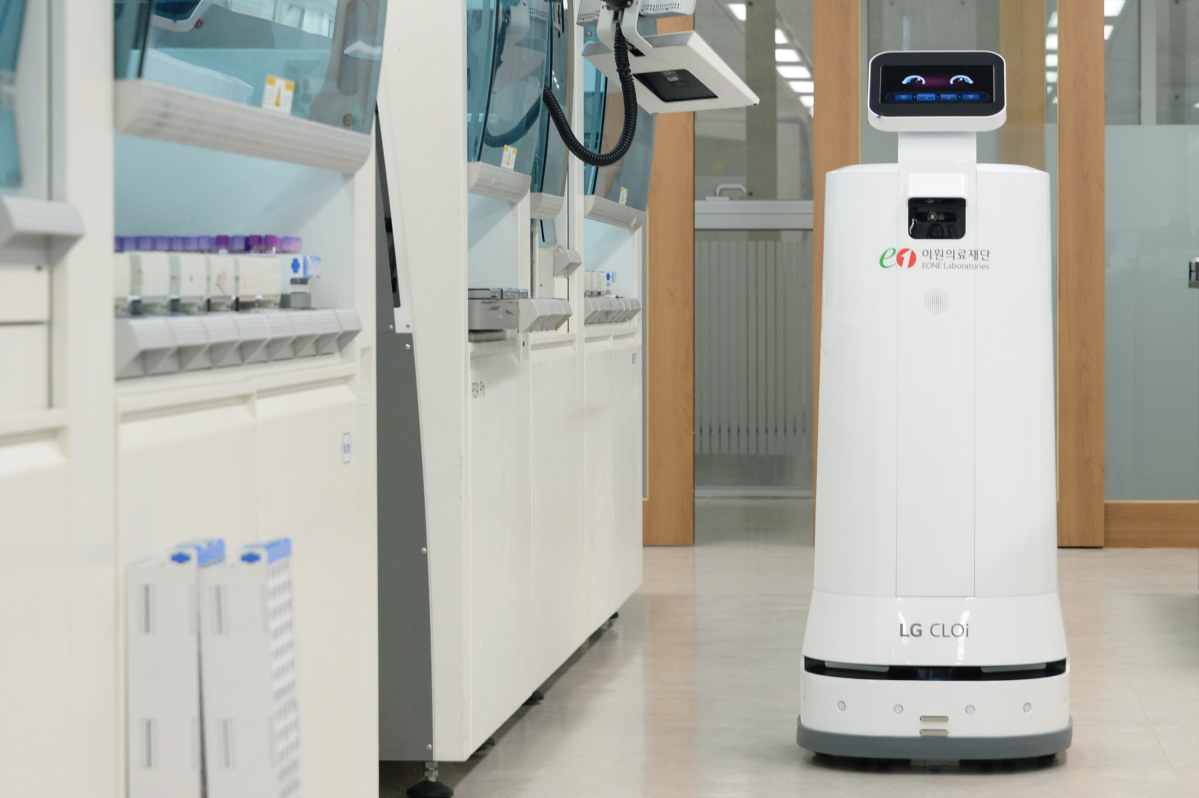 ▲LG전자가 최근 의료법인 이원의료재단과 국립암센터에 LG 클로이 서브봇(서랍형)을 잇따라 공급하며 의료 분야의 로봇 활용도를 높이고 있다. 이원의료재단 의료진이 LG 클로이 서브봇에 검체를 넣고 있다. (사진제공=LG전자)