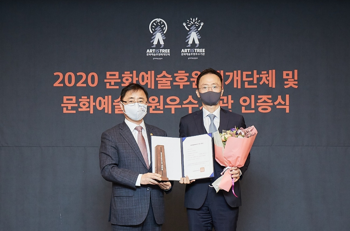 ▲이정원(오른쪽) 효성 전무와 오영우 문화체육관광부 제1차관이 28일 ‘문화예술후원우수기관 인증식’에서 기념사진을 찍고 있다. (사진제공=효성)