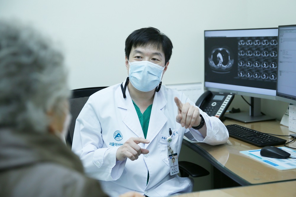 ▲최창민 서울아산병원 호흡기내과 교수가 80대 조기 폐암 여성 환자를 진료하고 있다. (사진제공=서울아산병원)