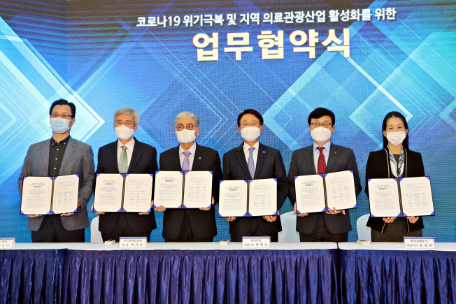 ▲29일 부산 벡스코에서 열린 '지역 의료관광산업 활성화' 업무협약식에서 에어부산 한태근 사장(왼쪽에서 4번째)이 참여 관계자들과 함께 기념 촬영을 하고 있다. (사진제공=에어부산)