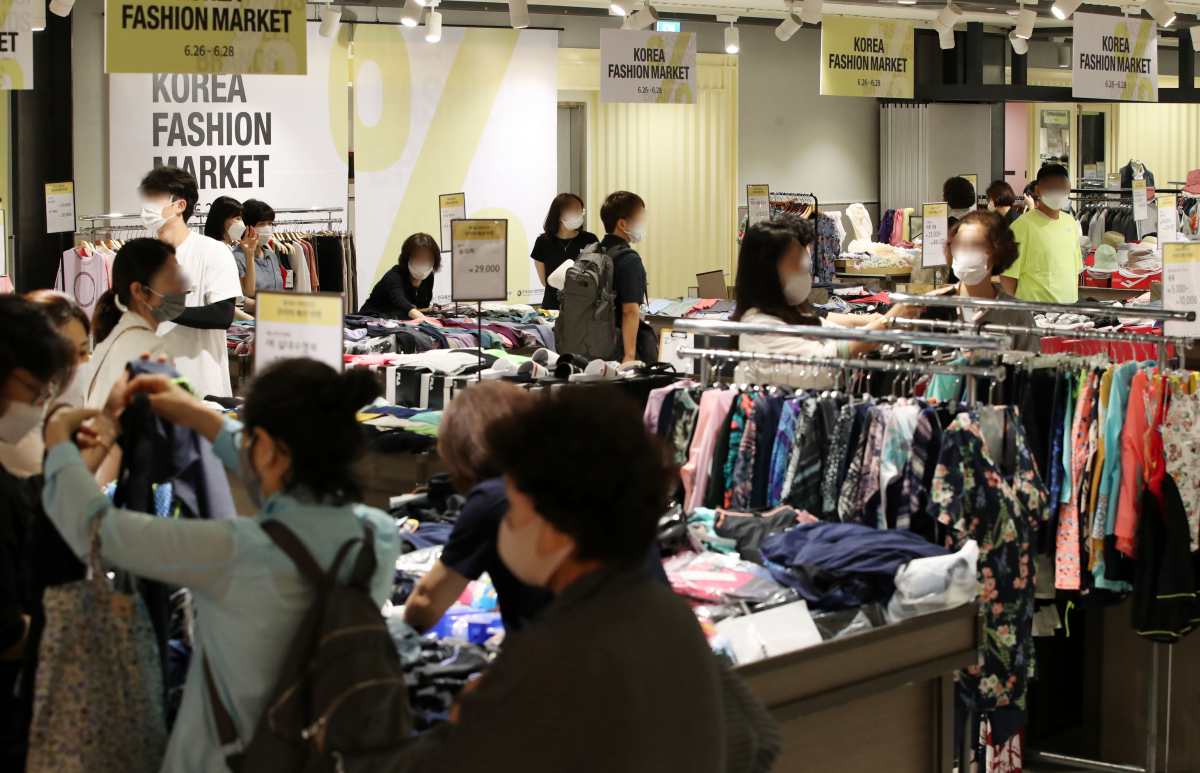 ▲6월 26일 서울 송파구 롯데백화점 잠실점에 마련된 '코리아패션마켓' 행사장에서 고객들이 상품을 살펴보고 있다.  (뉴시스)