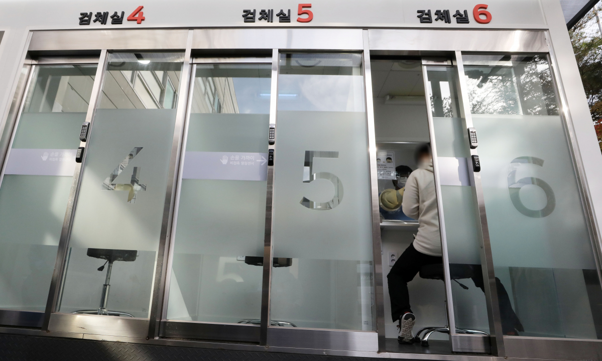 ▲의료진이 29일 오후 서울 서초구 서초보건소에 마련된 신종 코로나바이러스 감염증(코로나19) 선별진료소에서 검체를 채취하고 있다. (뉴시스)