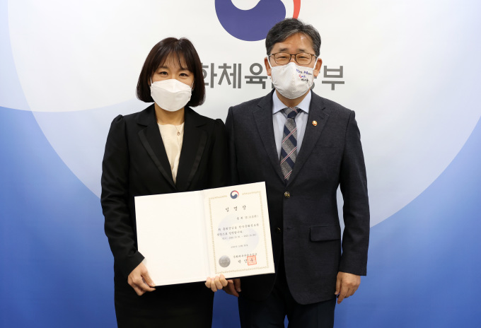 ▲박양우 문화체육관광부 장관이 30일 서울 용산구 문체부스마트워크센터 회의실에서 신임 홍희경 한국문화정보원장에게 임명장을 수여한 뒤 기념촬영을 하고 있다. (사진제공=문화체육관광부)