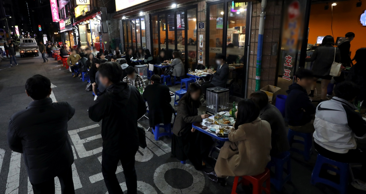 ▲29일 서울 중구 을지로노가리골목 일대가 시민들로 북적이고 있다.  (뉴시스)