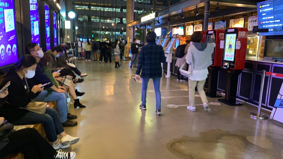 ▲30일 오후 7시 서울 서대문구 신촌 아트레온 CGV를 찾은 고객들이 영화관에서 대기하고 있다. (김혜지 기자 heyji@)