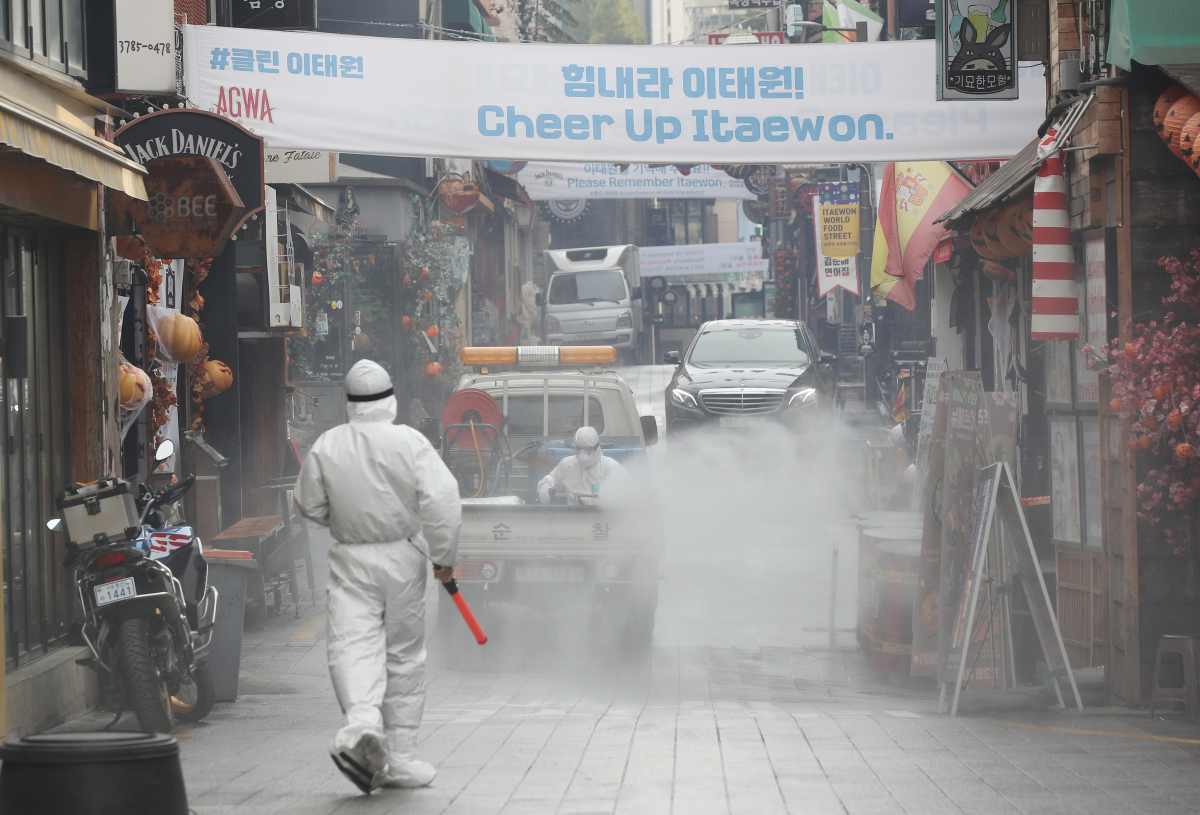 ▲핼러윈데이 당일인 31일 오전 서울 용산구 이태원에서 용산구청 관계자들이 방역작업을 펼치고 있다.  (연합뉴스)