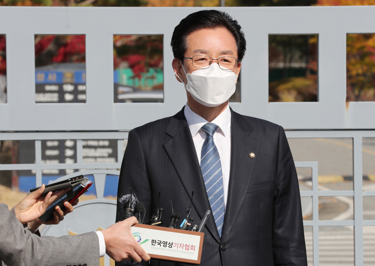 ▲공직선거법과 정치자금법, 개인정보 보호법 위반 혐의를 받는 더불어민주당 정정순(청주 상당) 국회의원이 31일 오전 청주 서원구 청주지방검찰청에서 조사를 받기 전 취재진의 질문에 답하고 있다.  (연합뉴스)