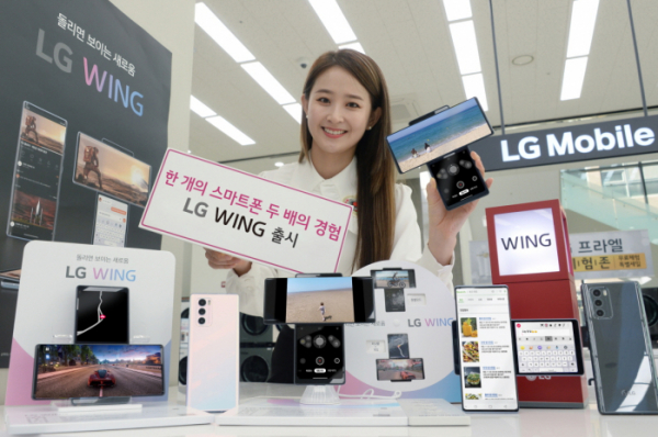▲LG전자가 전략 스마트폰 ‘LG 윙(LG WING)’을 한국(6일)과 미국(15일) 시장에 출시한다. 모델이 LG 윙을 소개하고 있다. (사진제공=LG전자)