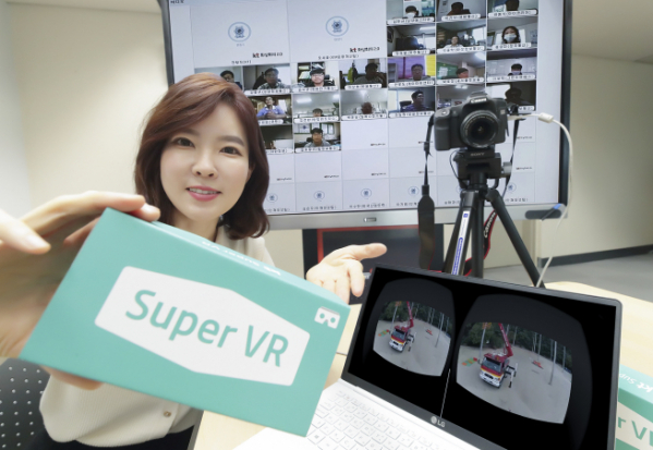▲KT 관계자가 중소기업 직원 대상 'VR안전체험' 교육을 소개하고 있다. (KT 제공)