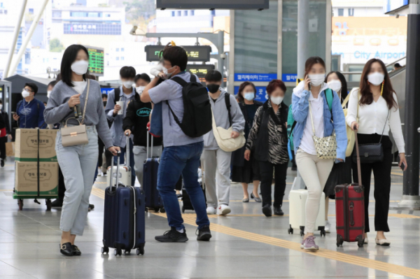 ▲추석 연휴 마지막날인 4일 서울 용산구 서울역에서 시민들이 열차에 탑승하기 위해 발걸음을 옮기고 있다. (뉴시스)