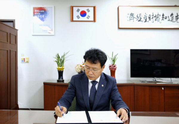 ▲김용래 특허청장이 한국-브루나이 간 특허인정제도 양해각서에 서명을 하고 있다. (사진제공=특허청)