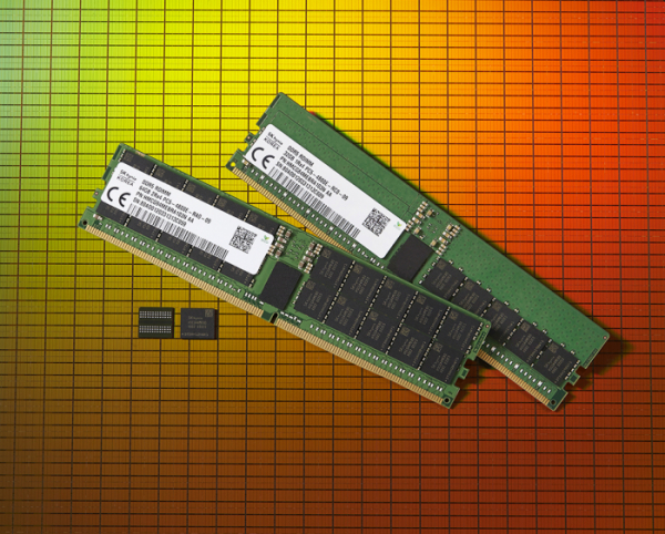 ▲SK하이닉스가 세계최초로 출시한 2세대 10나노급(1ynm) DDR5 D램 (사진제공=SK하이닉스)