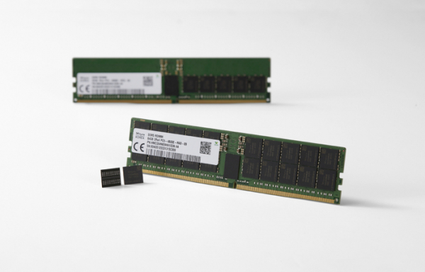 ▲SK하이닉스가 세계최초로 출시한 2세대 10나노급(1ynm) DDR5 D램 (사진제공=SK하이닉스)