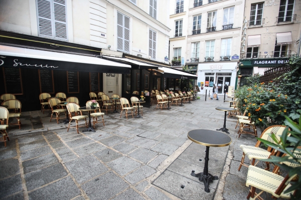 ▲프랑스 파리에서 5일(현지시간) 사람들간의 사회적 거리를 보장하기 위해 카페 테이블이 서로 떨어져 있다. 파리/EPA연합뉴스
