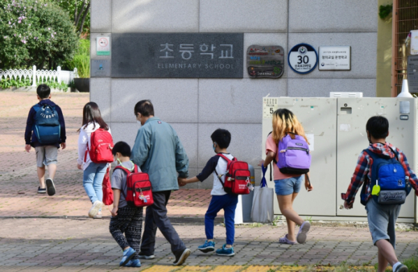 ▲지난달 21일 오전 경기도 김포시의 한 초등학교에서 학생들이 교실로 향하고 있다.  (고이란 기자 photoeran@)