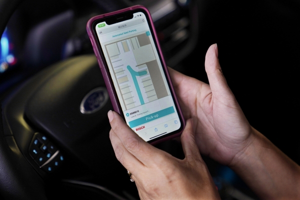 ▲8월 25일(현지시간) 테스트 운전자가 포드 이스케이프 테스트 차량 안에서 차량의 자체 주차 기능을 시연하는 동안 셀프 파킹 앱(self parking app)을 보여주고 있다. 디트로이트/AP연합뉴스
