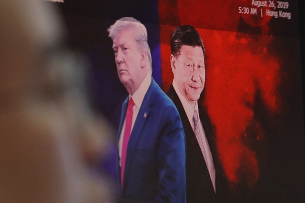 ▲하나은행 외환 딜링 룸 모니터에 도널드 트럼프 미국 대통령과 시진핑 중국 국가주석 사진이 나타나 있다. AP뉴시스
