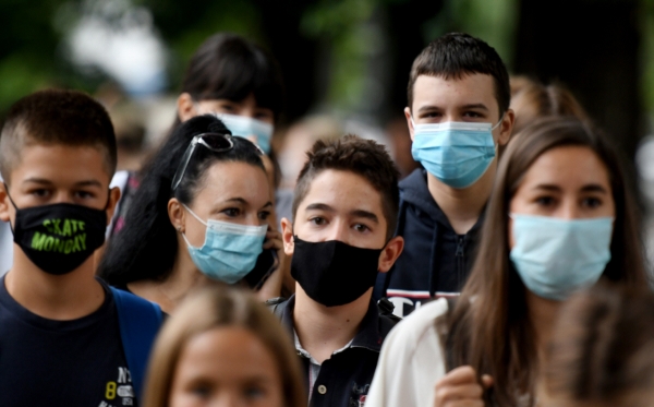 ▲9월 7일(현지시간) 크로아티아의 수도 자그레브에서 마스크를 쓴 청소년들이 학교에 도착하고 있다. 자그레브/AFP연합뉴스
