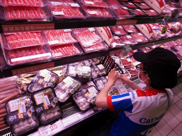 ▲8월 20일(현지시간) 한 판매원이 대만 타이베이의 한 슈퍼마켓에서 포장된 고기에 가격표를 붙이고 있다. 타이베이/EPA연합뉴스
